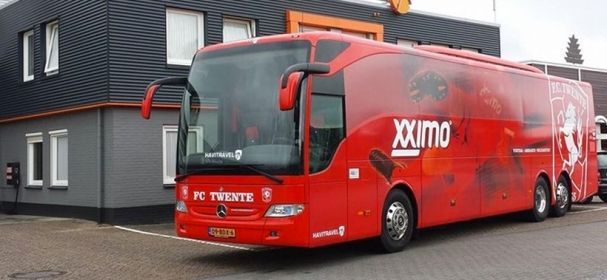Onrust in Enschede: spelersbus rijdt vanuit Almelo naar 'geheime locatie'