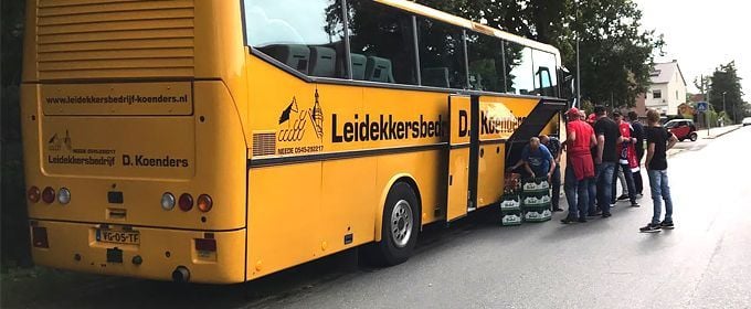 Duitse politie weert FC Twente supporters uit Hannover en controleert bussen