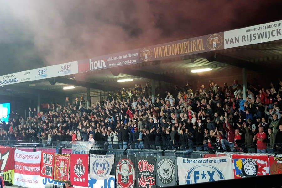VIDEO: Boze FC Twente-supporters zoeken confrontatie met fans FC Den Bosch