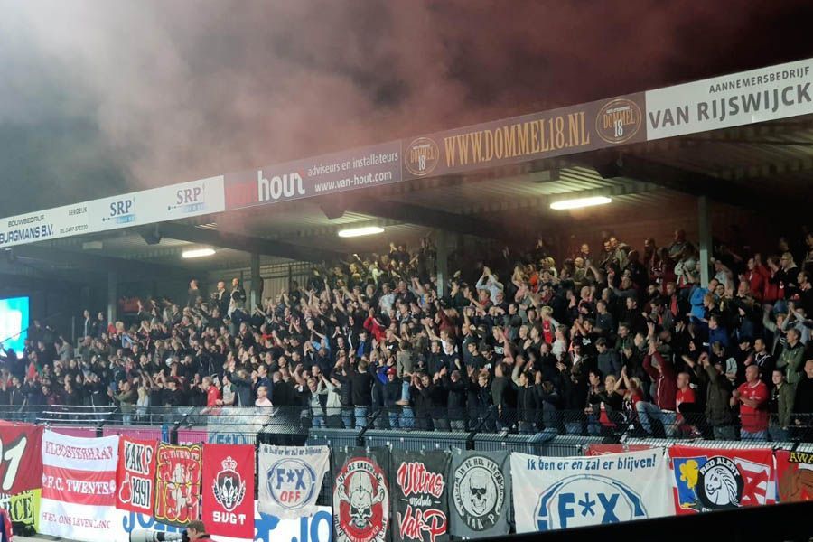 Video: Supporters en spelers vieren een feestje na de 2-0 overwinning