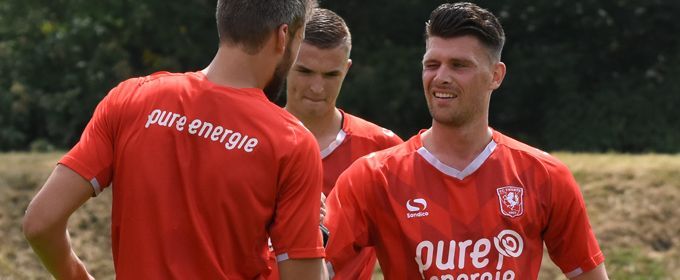 Supporters krijgen applaus van spelers en staf tijdens eerste training FC Twente