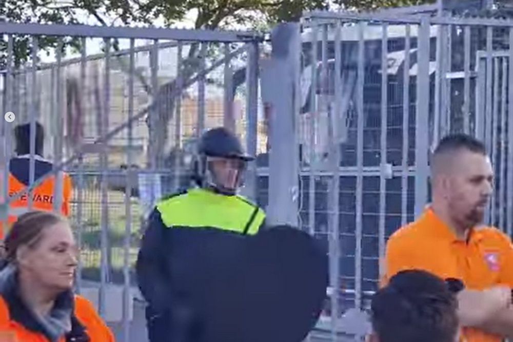 Video: Gefrustreerde Groningen-fans proberen uit te breken en slopen hek