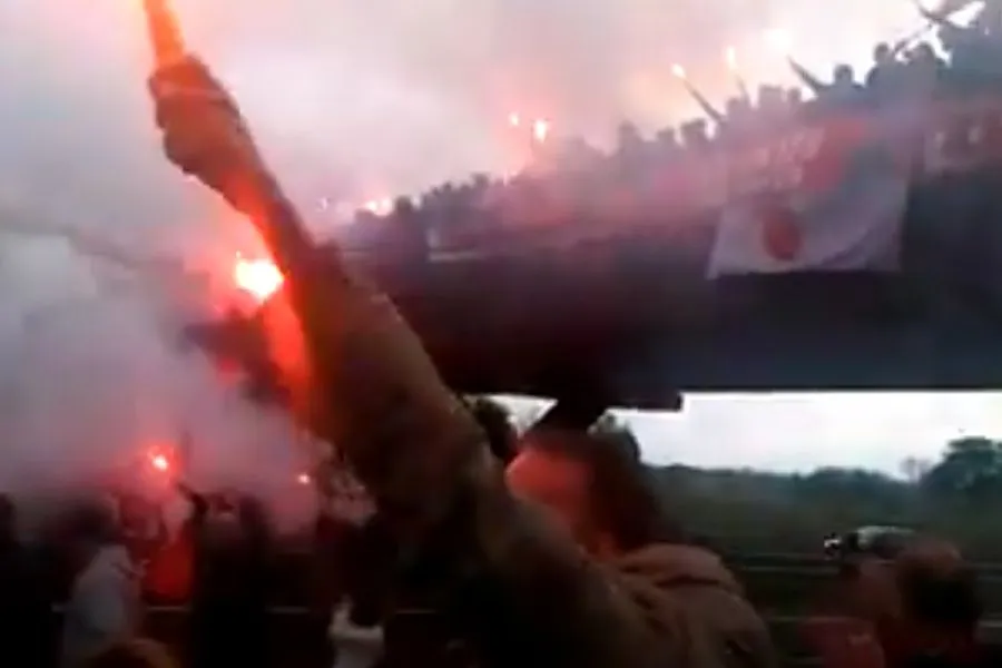 10 jaar geleden: Gekkenhuis op de A1, supporters zwaaien spelersbus uit