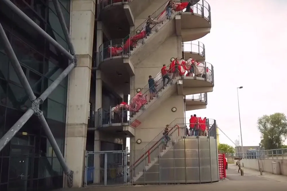 Aftermovie: Zo ging het spandoek van 10.290 m2 de Grolsch Veste in