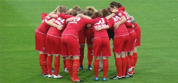 FC Twente vrouwen spelen tegen concurrent Ajax