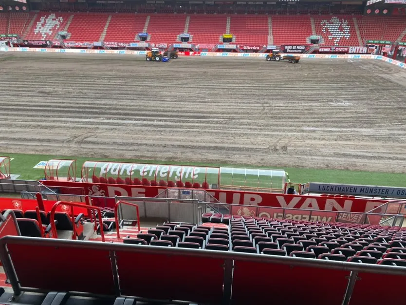 Foto-update: Grasmat Grolsch Veste volledig verwijderd