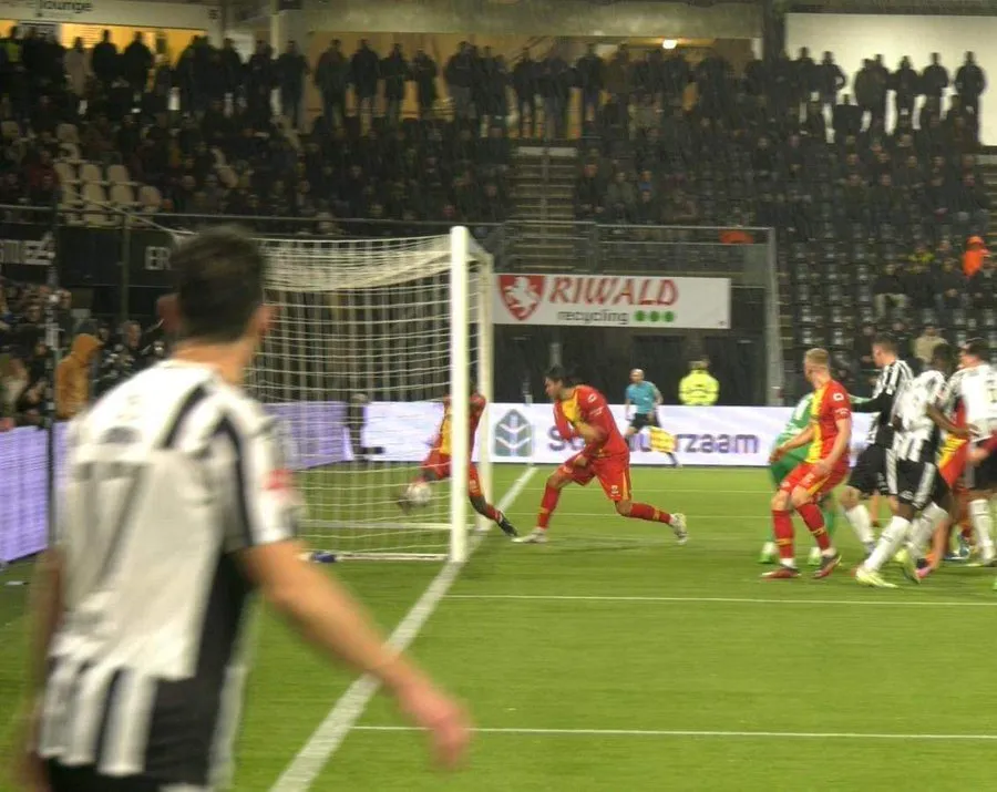 In beeld: Heracles woest na onterecht afgekeurde treffer in KNVB-beker