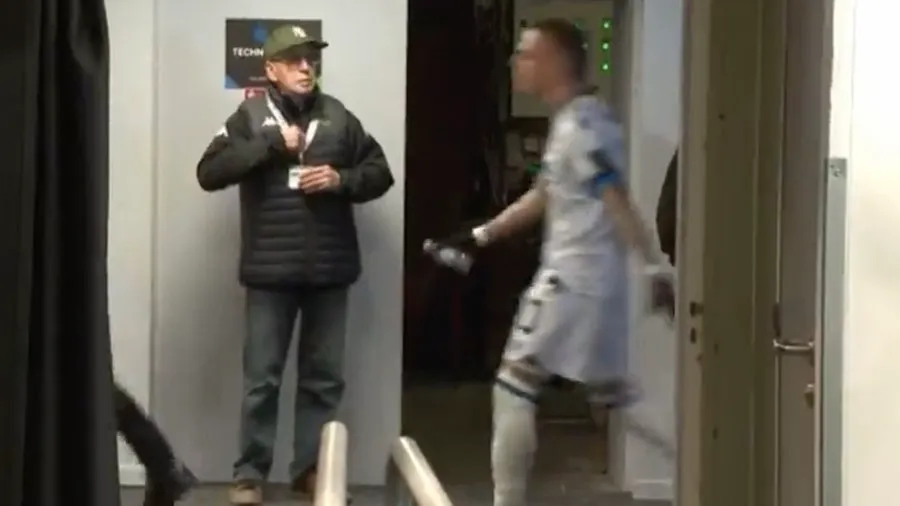 Noa Lang flipt helemaal de pan uit: "Donder op man, fucking pussy's!"