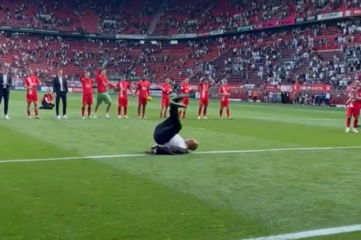 De 'schwalbe' van Ron Jans voor Vak-P: "Gele kaart"