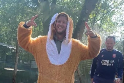 Humor! 'Vlappie' poseert in konijnenpak op teamuitje