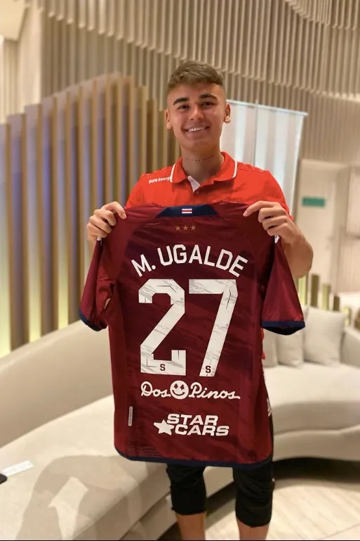 Foto | Jeugdclub Ugalde door het dolle heen na transfer