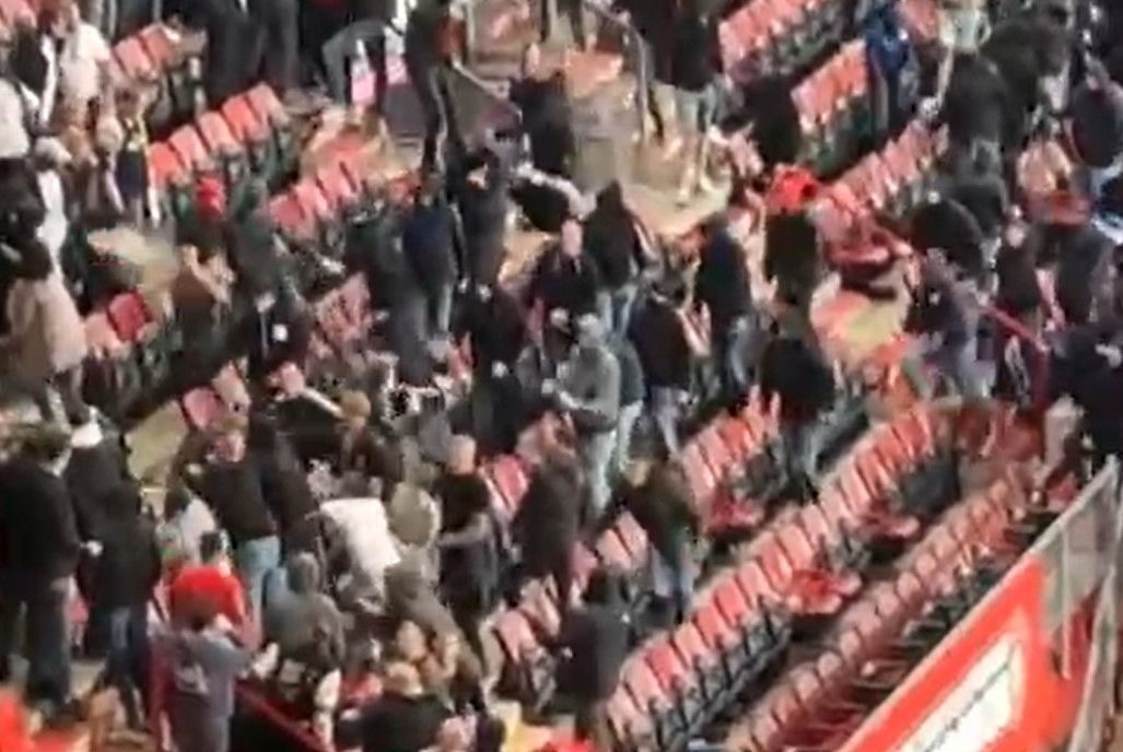 Video: Twente-supporters vallen Hammarby-fans aan op hoofdtribune Grolsch Veste