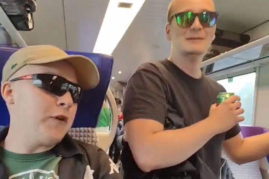 Video: 'Levensgevaarlijke' Hammarby-fans zingen Barbie Girl in de trein naar Hengelo