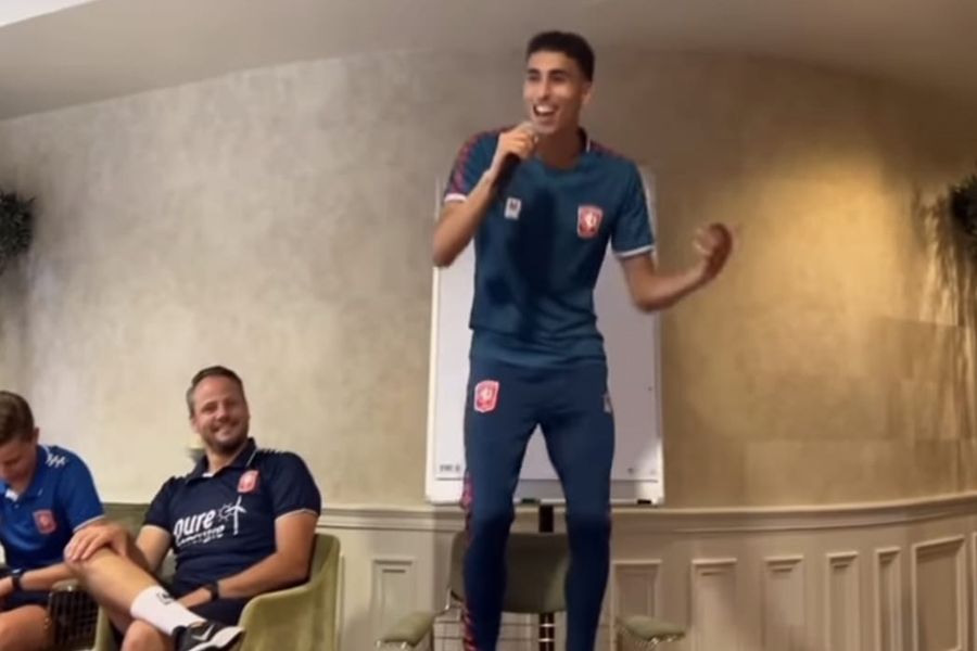 Humor: Nieuwkomer Taha zingt 'Leipe Mocro Flavour' tijdens ontgroening bij FC Twente