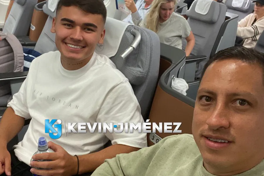 Foto: Manuel Neuer 'photobombt' Ugalde tijdens vlucht terug naar Europa