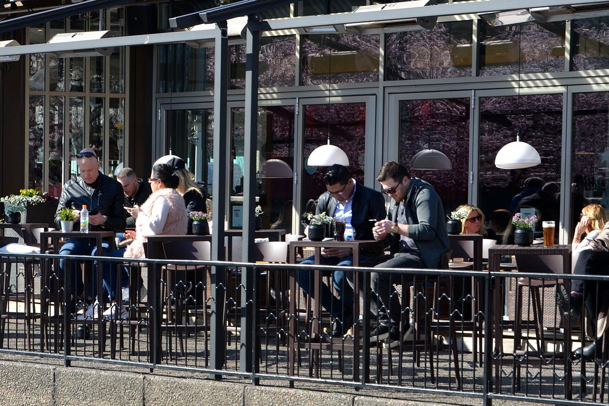 Twente-supporters genieten 'gewoon' van biertje in Stockholm: "Nergens last van"