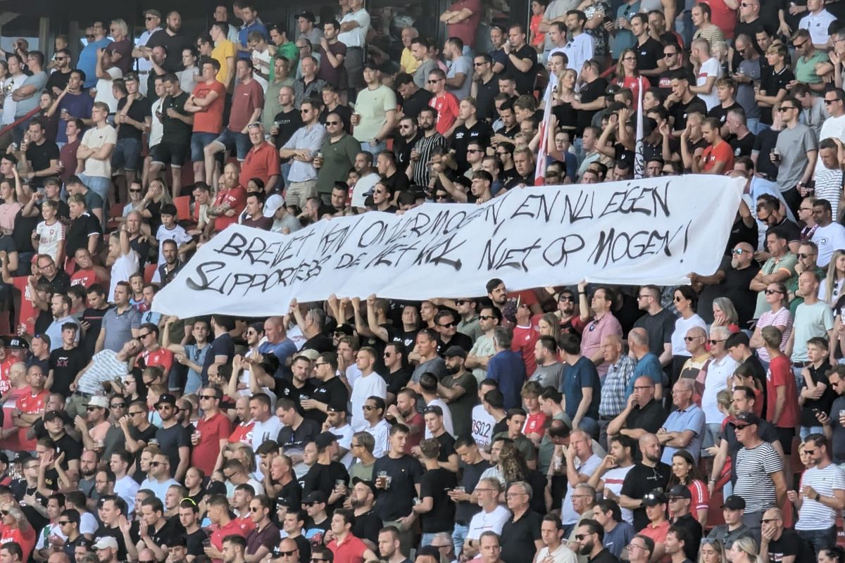 Vak-P uit onvrede met spandoek, Van der Kraan gaat alsnog gesprek aan met supporters