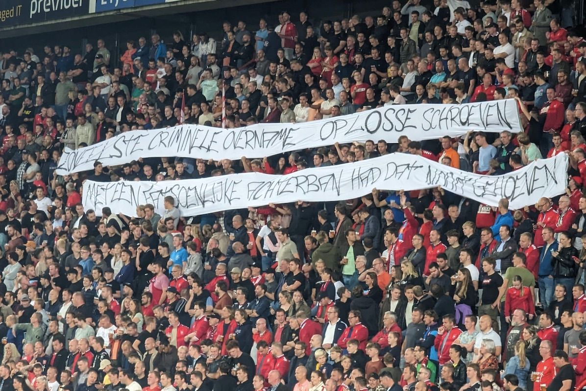 FC Twente-supporters reageren fel op Egyptische connectie van Vitesse met spandoeken