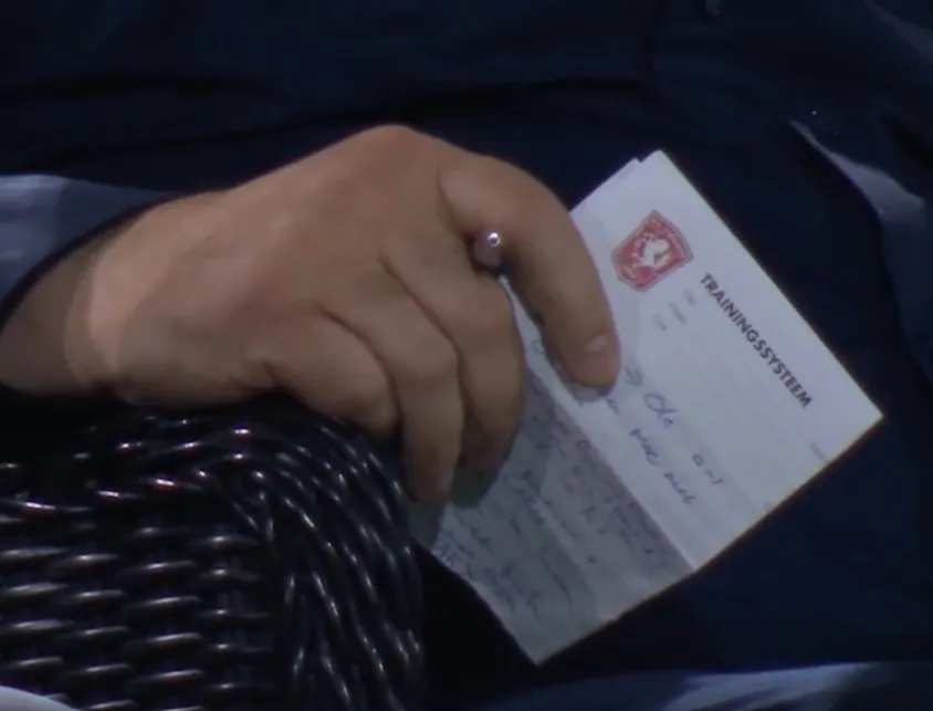 Oeps! Jans betrapt met FC Twente-notitieblok op bank FC Utrecht