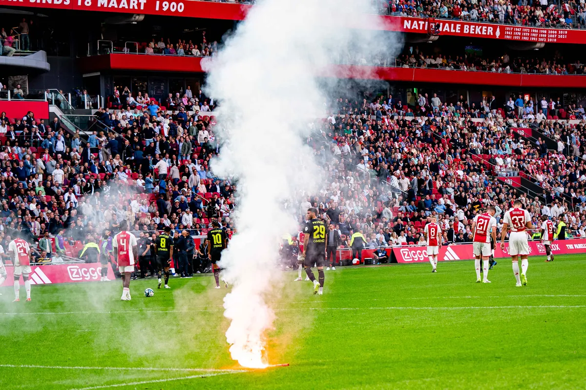 ajax feyenoord vuurwerk pyro gestaakt 2023