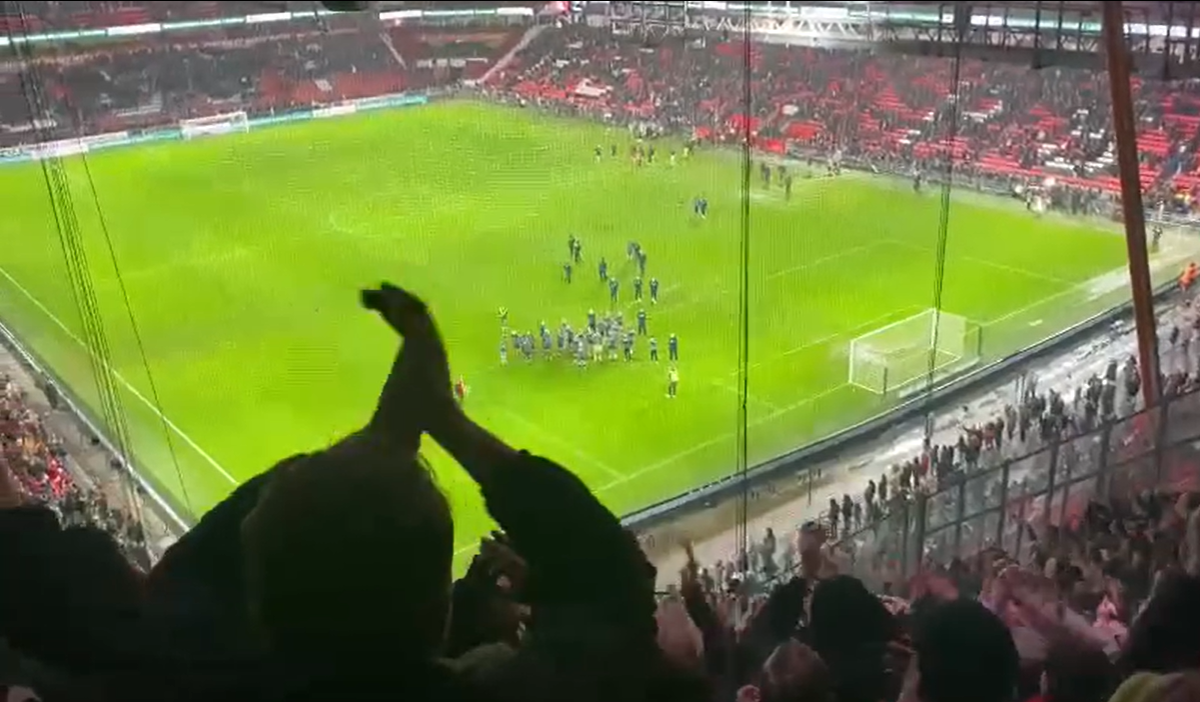 Foto's: Twente-supporters nemen uitvak PSV onder handen
