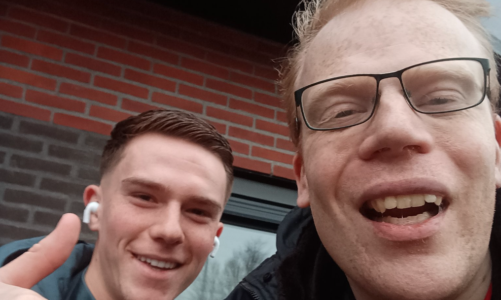 ZIEN | Piebe-Guido van den Berg voorspelde doelpunt Rots tegen Excelsior en maakt selfie met speler