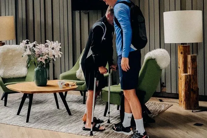 michal sadilek op krukken na ongeluk tsjechie 2024