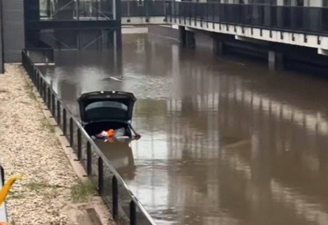 Oeps: Auto Sampsted weggespoeld door extreme regenbuien