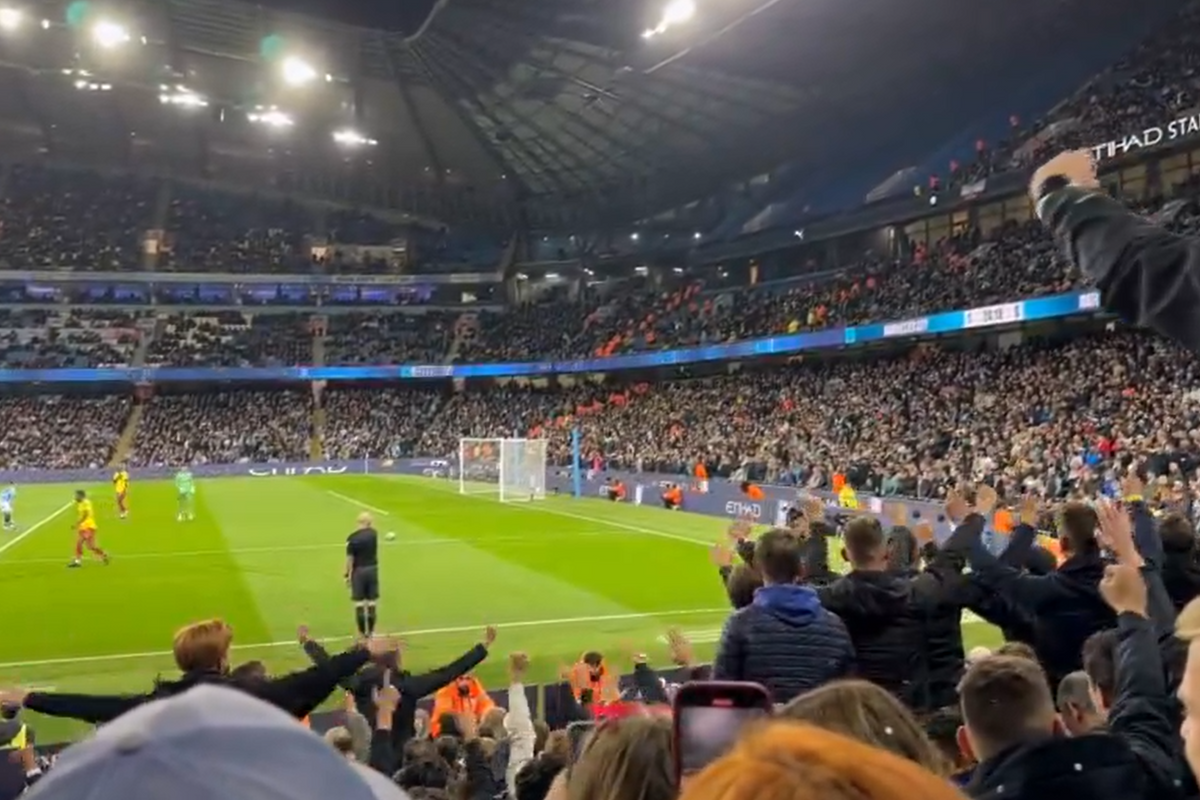 ZIEN! FC Twente-supporters gaan viraal na bezoek aan Manchester City