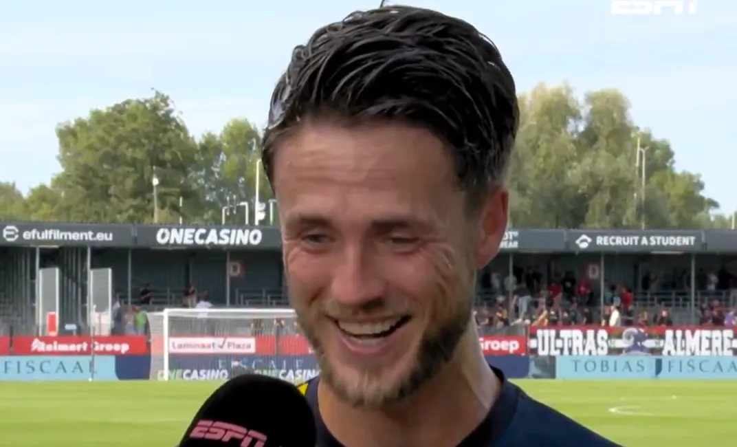 ricky van wolfswinkel lacht tijdens interview espn almere city fc twente 2024 2025