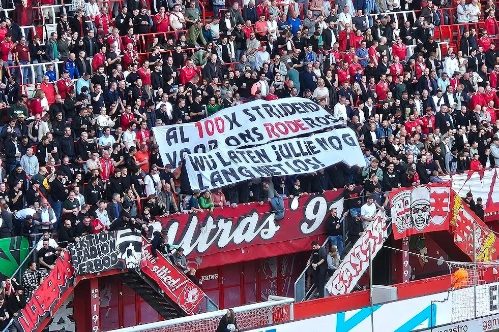 unnerstall van wolfswinkel club van 100 supporters spandoek