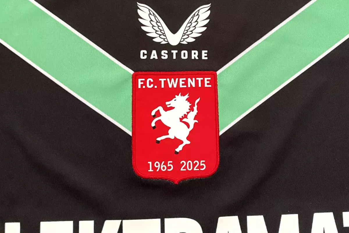 jubileumlogo 60 jaar fc twente op jubileumshirt 2024 2025