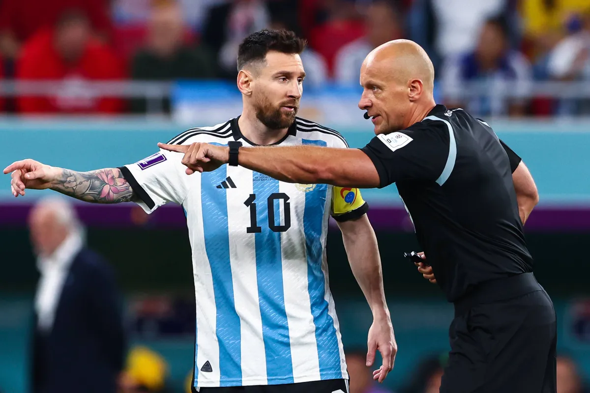 szymon marciniak wijst lionel messi kijkt argentinie australie wk 2022 close up