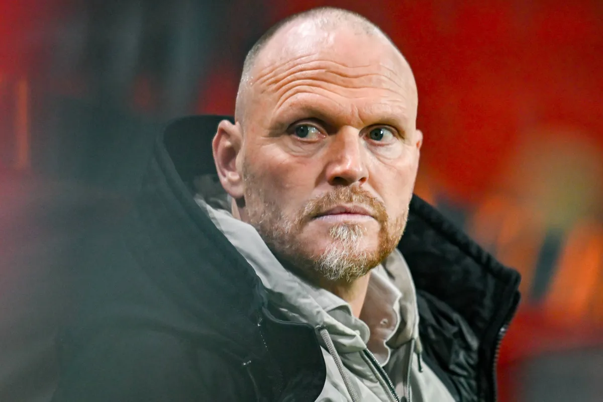 joseph oosting kijkt opzij trainer fc twente 2024 2025