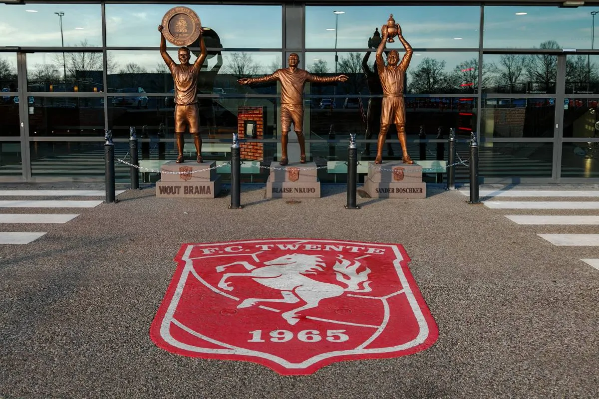 logo fc twente standbeelden hoofdingang grolsch veste 2025