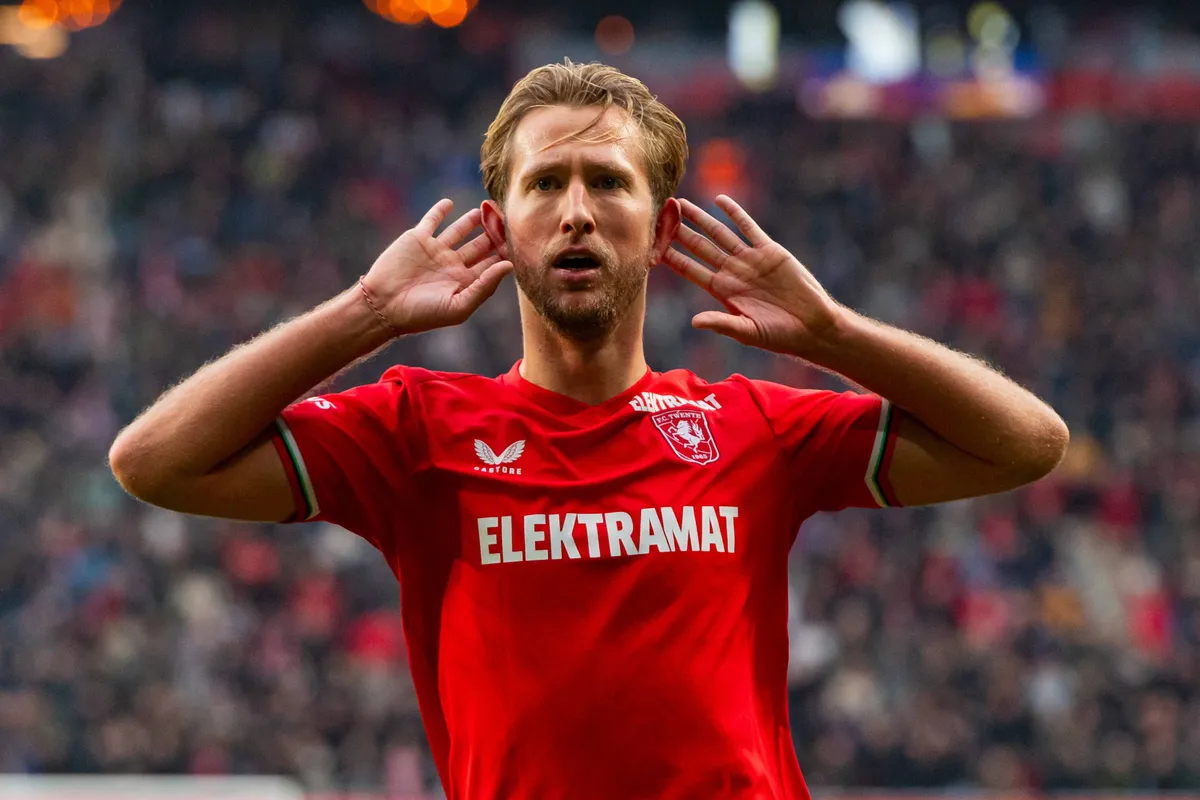 michel vlap handen achter oren fc twente ajax 2024 2025 juichen close upjpg