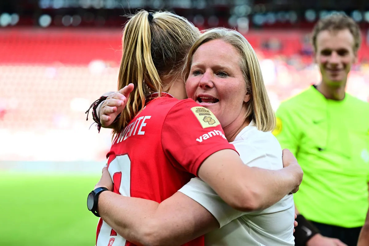 corina-dekker-trainer-fc-twente-vrouwen-omhelst-jill-roord