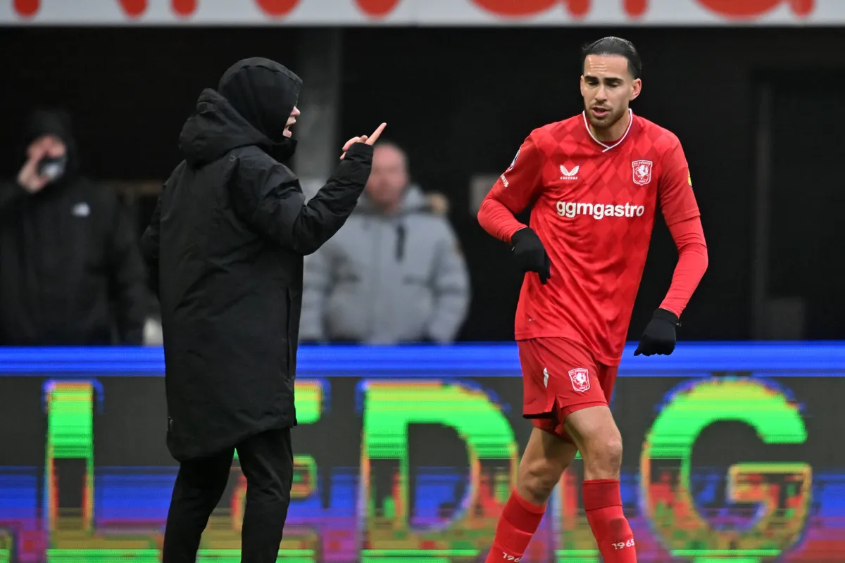 ballenjongen-zerrouki-bekergooien-heracles-twente-2026-1