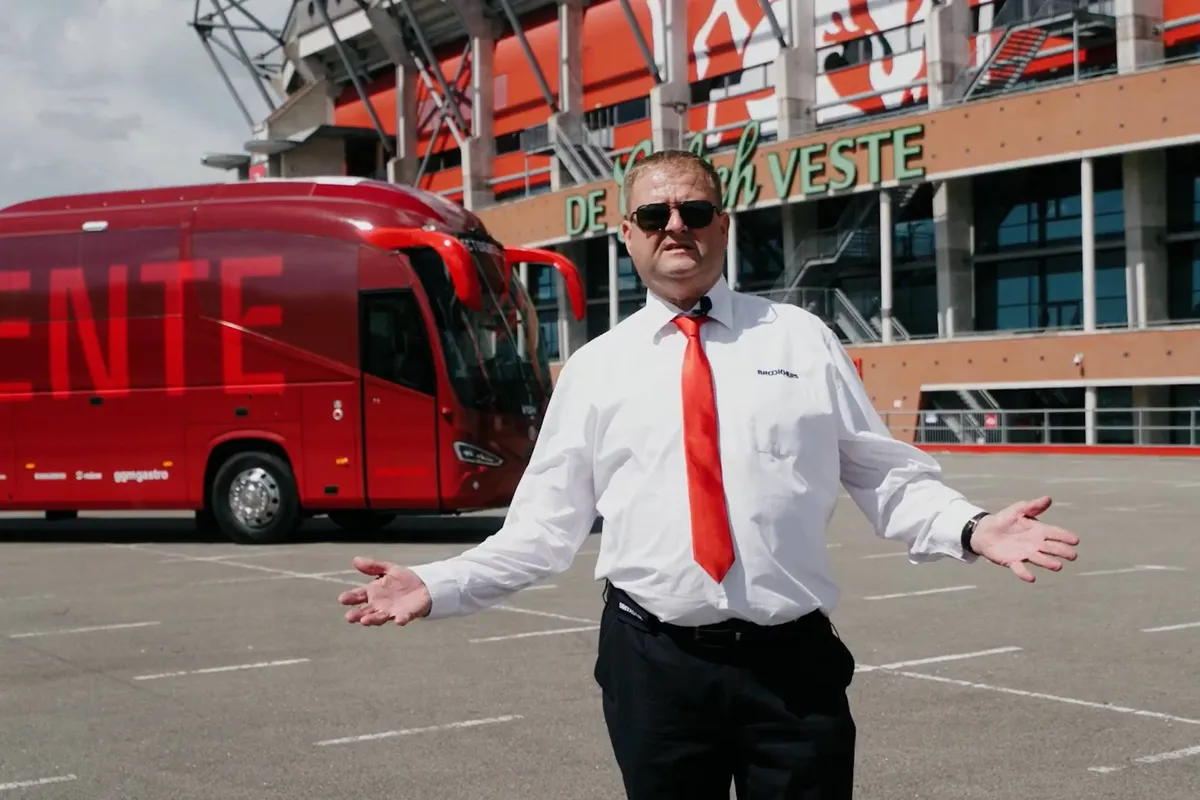 spelersbus-fc-twente-2026-chauffeur