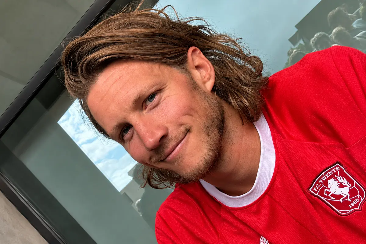 wout-weghorst-lachend-poserend-open-dag-2026