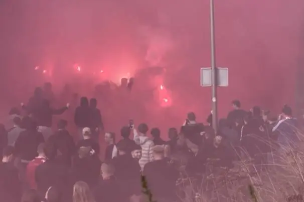 Spelersbus-fakkels-vuurwerk-Vak-P-supporters-Qarabag-FK-2026-2027