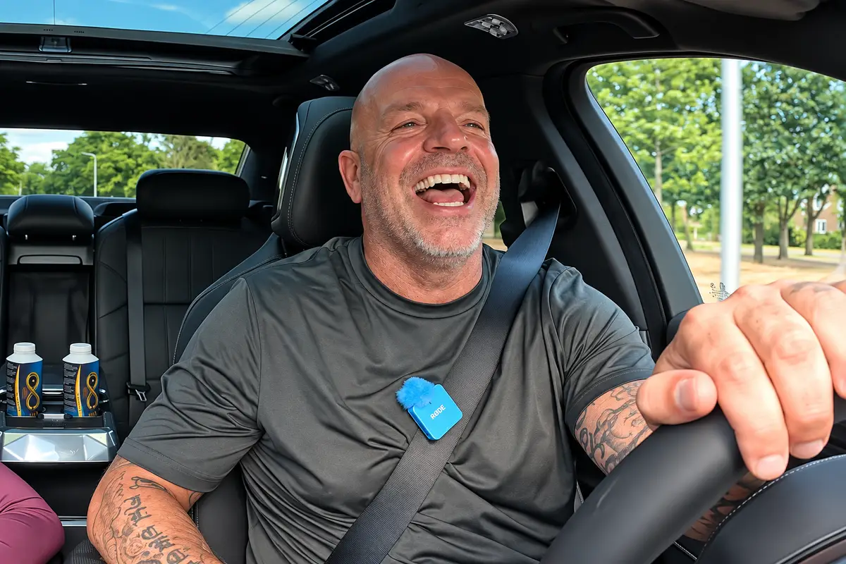 andy-van-der-meijde-lachend-in-de-auto