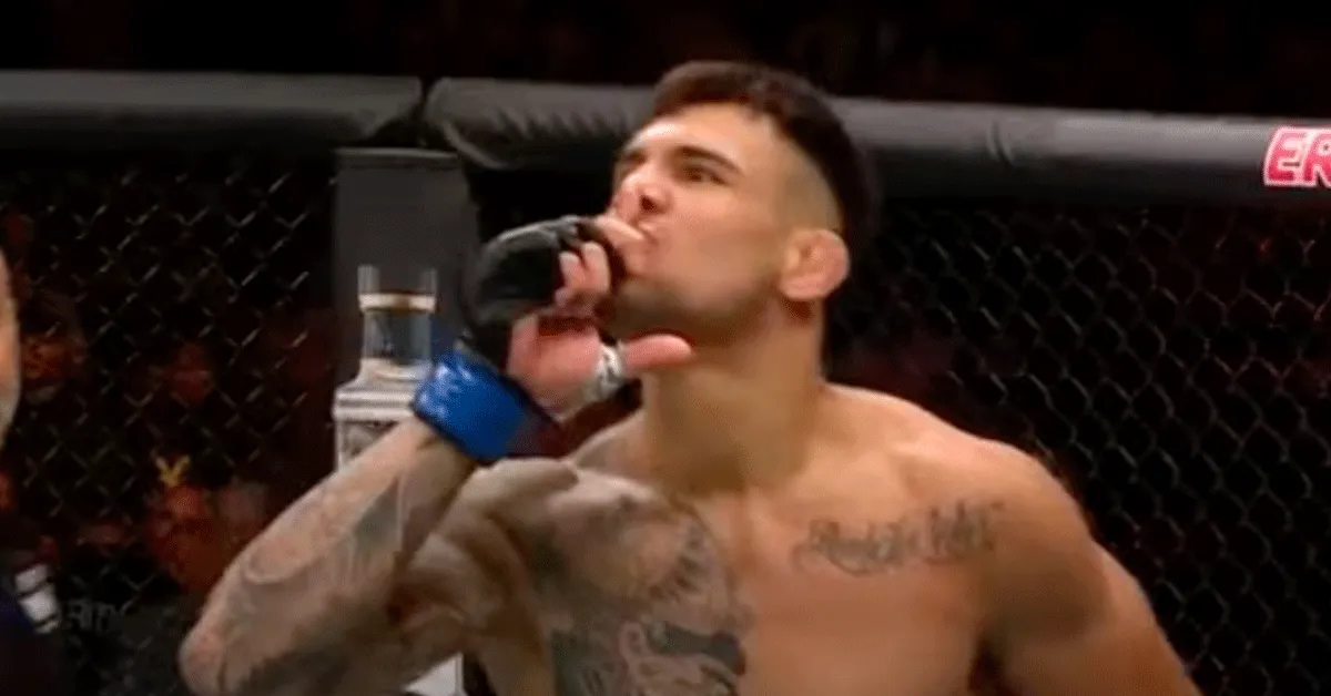 'Laffe klootzak!' UFC-vechter aangevallen tijdens event in Londen (video)