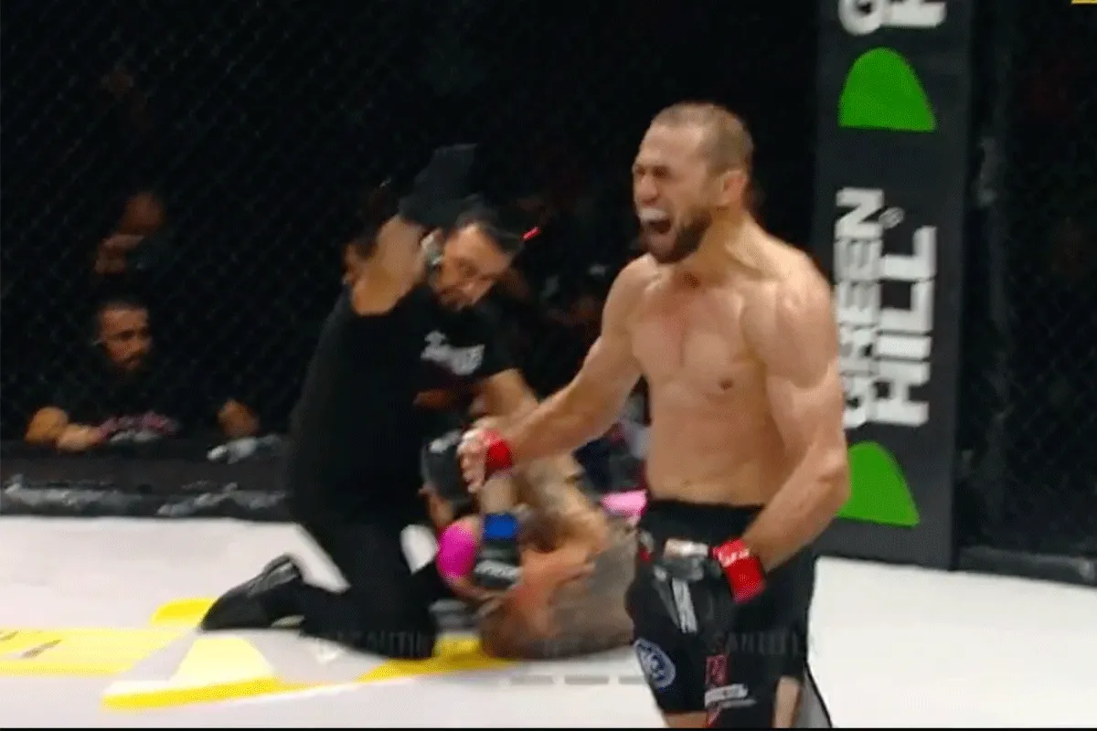 Fatale elleboog! MMA'er sloopt rivaal (video)