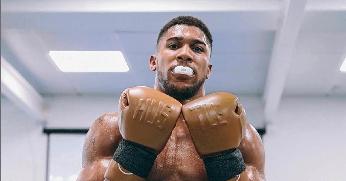 VIDEO: Anthony Joshua doet Connor McGregor's "spaghetti armen" boksstijl na!