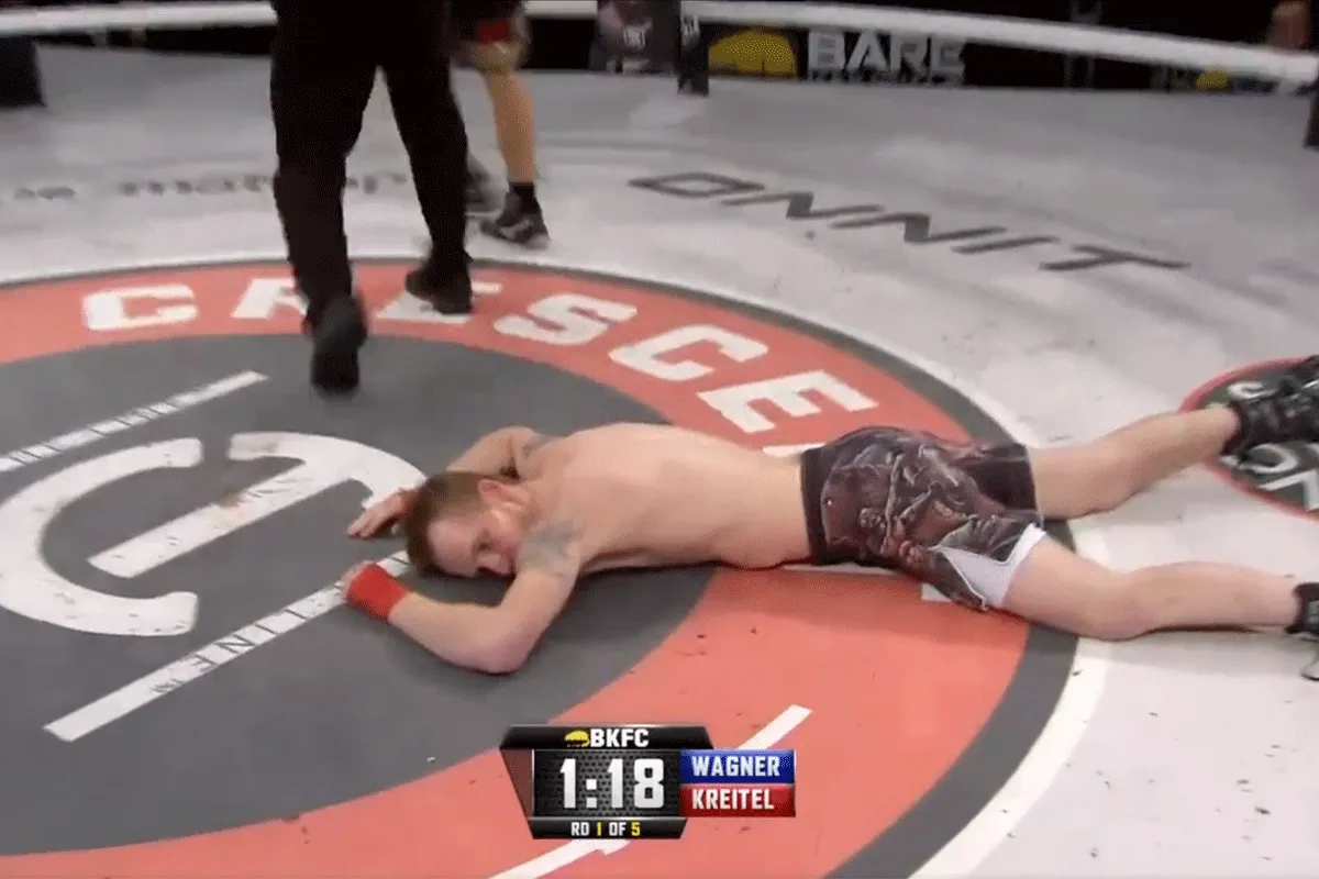 Knock-out laat bokser voor dood achter op het canvas (video)