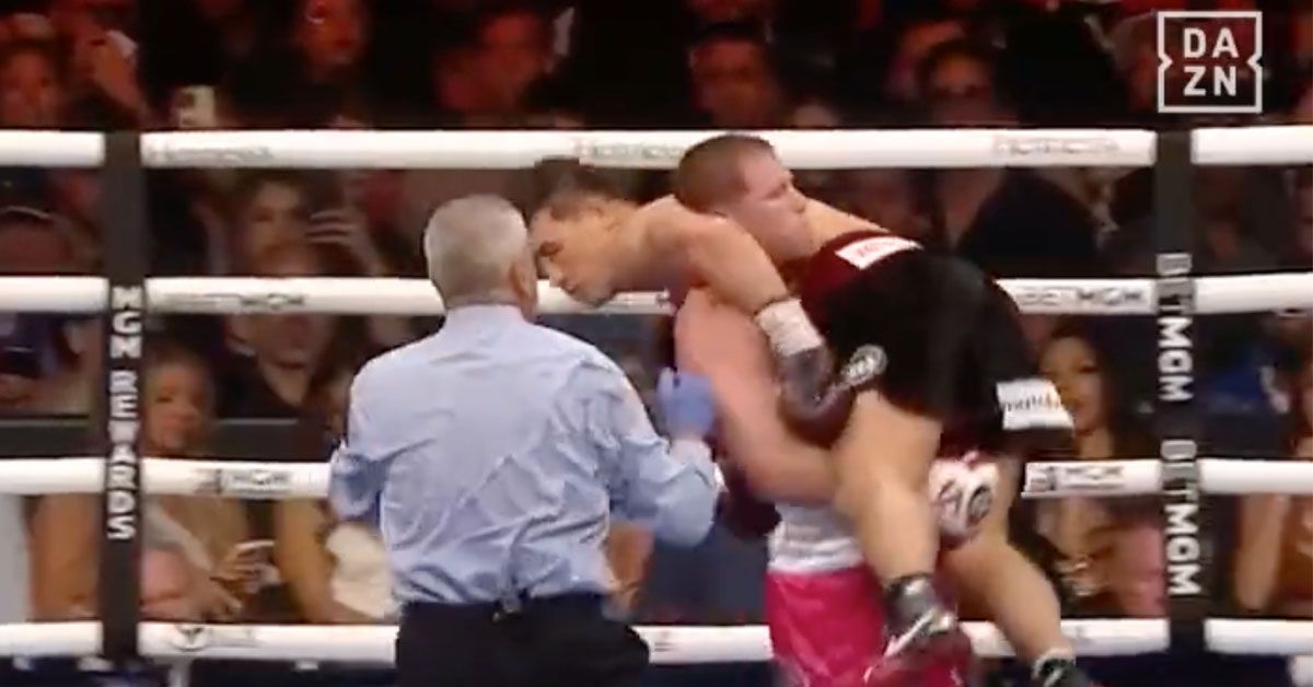Schokkend verlies boksicoon Canelo tegen Rus Bivol (video)