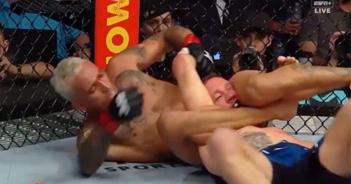 Ultieme wraak voor ex UFC-kampioen Oliveira na afpakken titel (video)