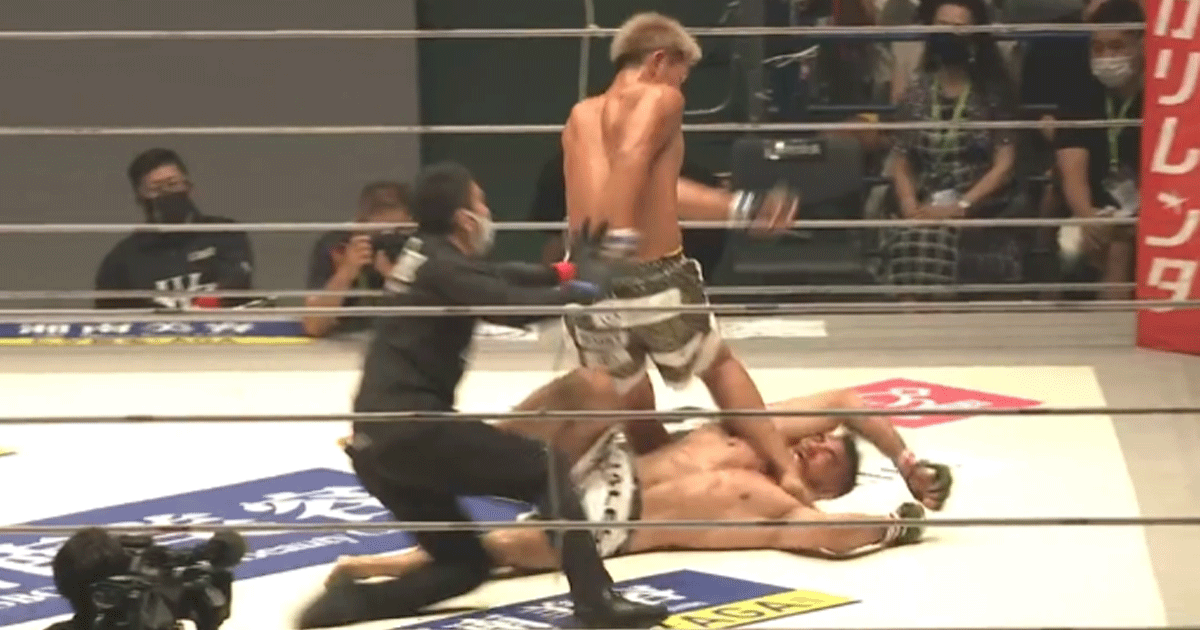 Vechter 'kopschopt' tegenstander knock-out in Japan