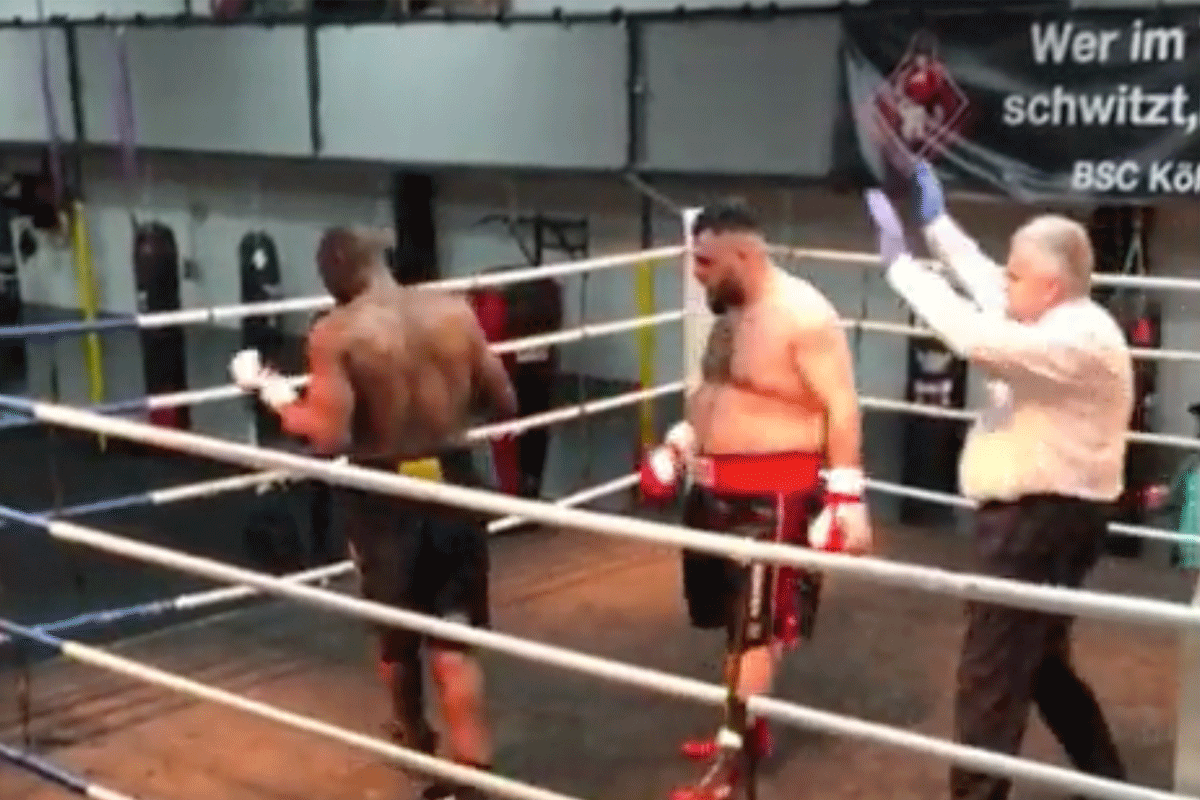 'Walgelijk!' Bokser die Mike Tyson 'KO' sloeg krijgt pak slaag (video)